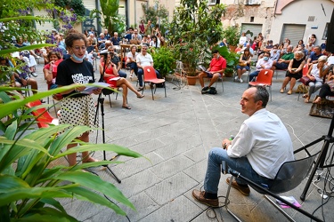 Genova, piazza Don Gallo, assemblea pubblica con Ferruccio Sansa