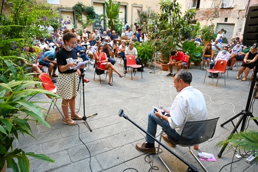Genova, piazza Don Gallo, assemblea pubblica con Ferruccio Sansa