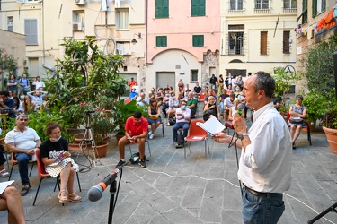 Genova, piazza Don Gallo, assemblea pubblica con Ferruccio Sansa