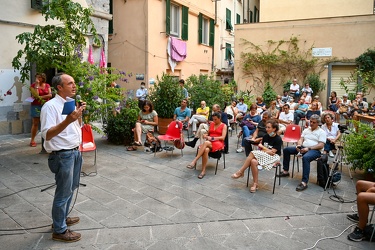 Genova, piazza Don Gallo, assemblea pubblica con Ferruccio Sansa