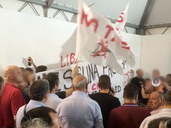 Genova - contestazione No Tav alla festa del PD