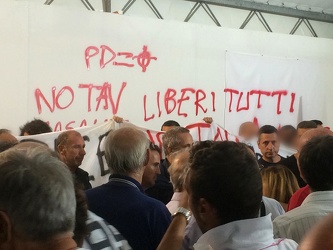 Genova - contestazione No Tav alla festa del PD