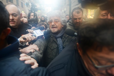 Genova - l'arrivo di Beppe Grillo in piazza San Lorenzo