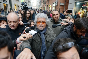 Genova - l'arrivo di Beppe Grillo in piazza San Lorenzo