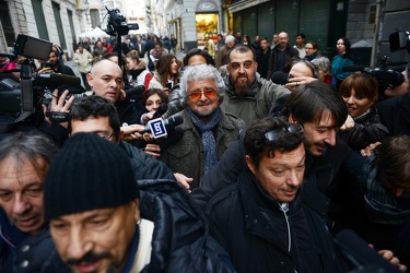 Genova - l'arrivo di Beppe Grillo in piazza San Lorenzo