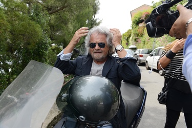 Genova - S Ilario - Beppe Grillo al voto con moglie