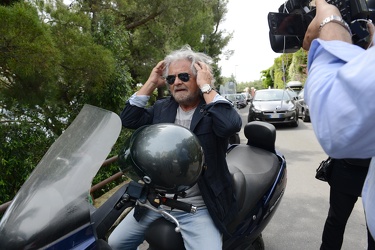 Genova - S Ilario - Beppe Grillo al voto con moglie