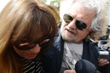 Genova - S Ilario - Beppe Grillo al voto con moglie