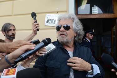 Genova - S Ilario - Beppe Grillo al voto con moglie