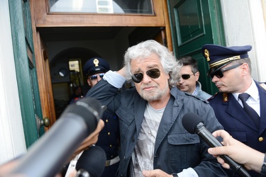 Genova - S Ilario - Beppe Grillo al voto con moglie