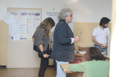 Genova - S Ilario - Beppe Grillo al voto con moglie