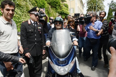 Genova - S Ilario - Beppe Grillo al voto con moglie