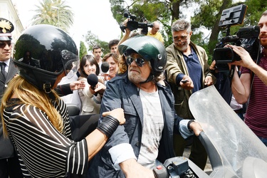 Genova - S Ilario - Beppe Grillo al voto con moglie