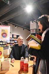 Genova - Walter Veltroni firma copie da Feltrinelli per uscita s