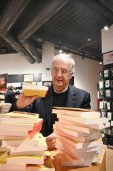 Genova - Walter Veltroni firma copie da Feltrinelli per uscita s