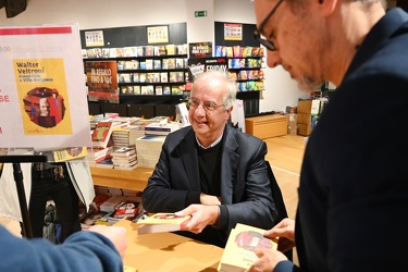 Genova - Walter Veltroni firma copie da Feltrinelli per uscita s