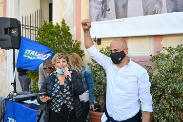 Genova, piazza De Ferrari - Gianluigi Paragone, ex M5S, italiexi