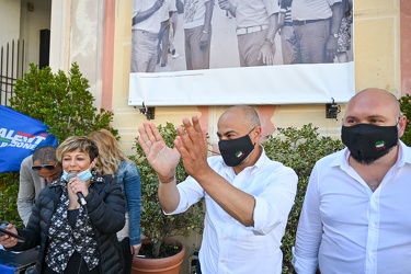 Genova, piazza De Ferrari - Gianluigi Paragone, ex M5S, italiexi