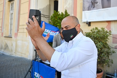 Genova, piazza De Ferrari - Gianluigi Paragone, ex M5S, italiexi