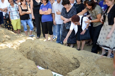 Savona, cimitero di Zinola - i funerali della piccola Rebecca P