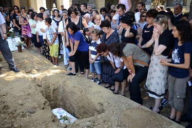 Savona, cimitero di Zinola - i funerali della piccola Rebecca P