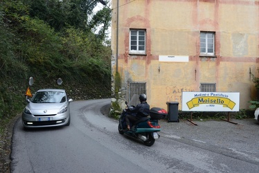 Genova, Ceranesi - vecchio mulino in mezzo alla strada in attesa