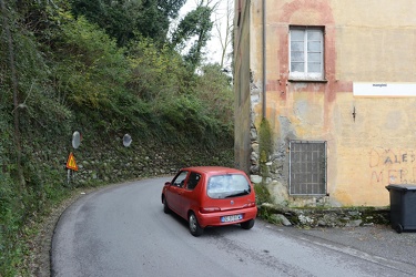 Genova, Ceranesi - vecchio mulino in mezzo alla strada in attesa