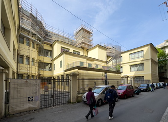 Genoa, quartiere di Certosa assediato dai cantieri