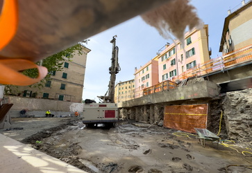 Genoa, quartiere di Certosa assediato dai cantieri