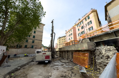 Genoa, quartiere di Certosa assediato dai cantieri