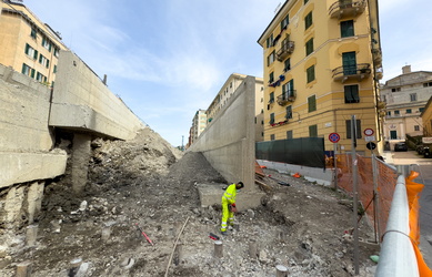 Genoa, quartiere di Certosa assediato dai cantieri