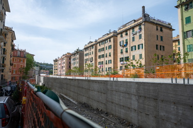 Genoa, quartiere di Certosa assediato dai cantieri