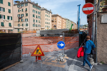 Genoa, quartiere di Certosa assediato dai cantieri