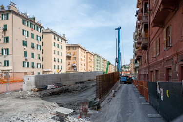 Genoa, quartiere di Certosa assediato dai cantieri