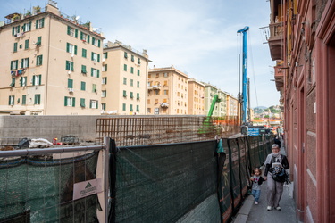 Genoa, quartiere di Certosa assediato dai cantieri