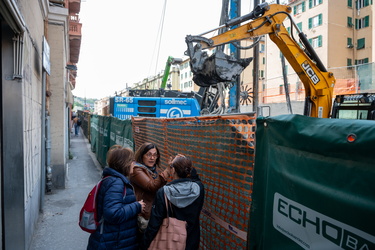 Genoa, quartiere di Certosa assediato dai cantieri