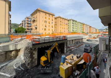 Genoa, quartiere di Certosa assediato dai cantieri