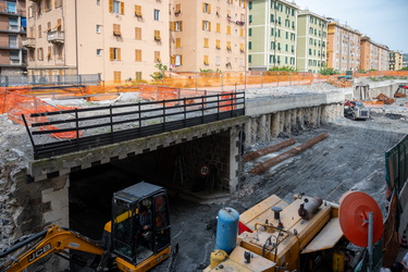 Genoa, quartiere di Certosa assediato dai cantieri