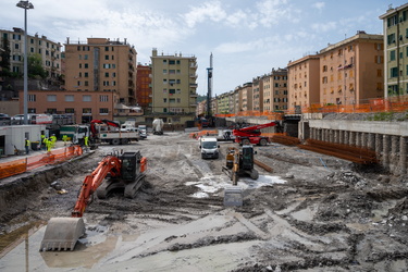 Genoa, quartiere di Certosa assediato dai cantieri