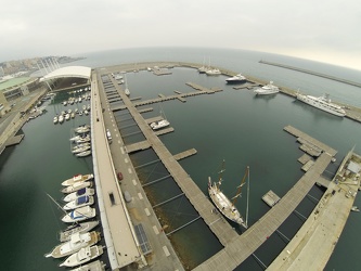 Genova - quartiere fieristico Fiera - la marina davanti al quart