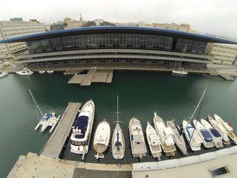 Genova - quartiere fieristico Fiera - la marina davanti al quart