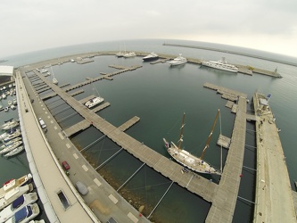 Genova - quartiere fieristico Fiera - la marina davanti al quart