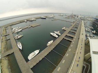 Genova - quartiere fieristico Fiera - la marina davanti al quart