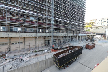 Genova , Fiera - proseguono lavori demolizione palazzo ex nira