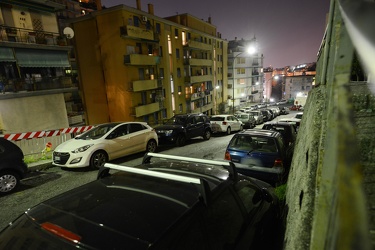 Genova, quartiere Lagaccio - via Capri di notte con automobili p