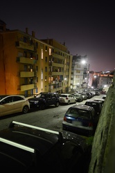 Genova, quartiere Lagaccio - via Capri di notte con automobili p