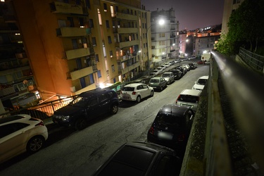 Genova, quartiere Lagaccio - via Capri di notte con automobili p
