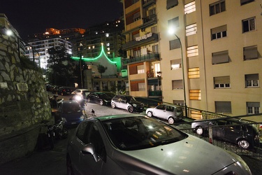 Genova, quartiere Lagaccio - via Capri di notte con automobili p