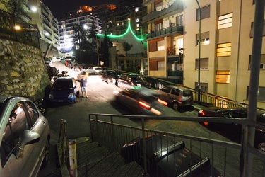 Genova, quartiere Lagaccio - via Capri di notte con automobili p