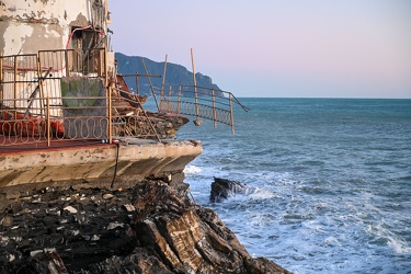 Genova Nervi - mareggiata sulla passeggiata anita garibaldi